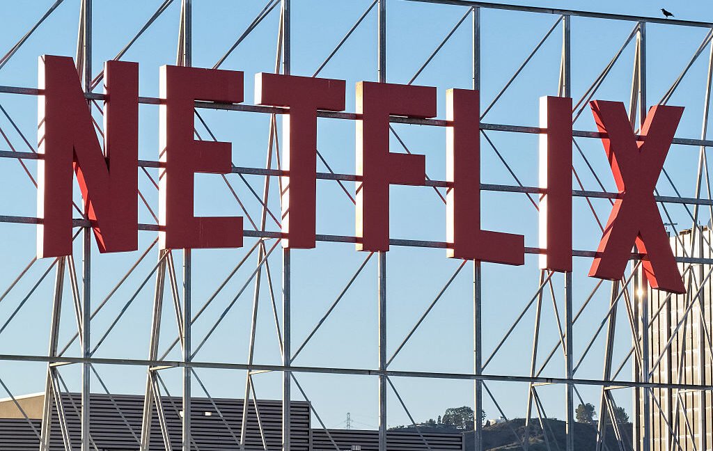 Netflix riscă să plătească despăgubiri mari în Italia, după ce autoritățile locale au stabilit că majorările de preț impuse de platformă în perioada recentă au fost ilegale, fiind contrar legislației naționale