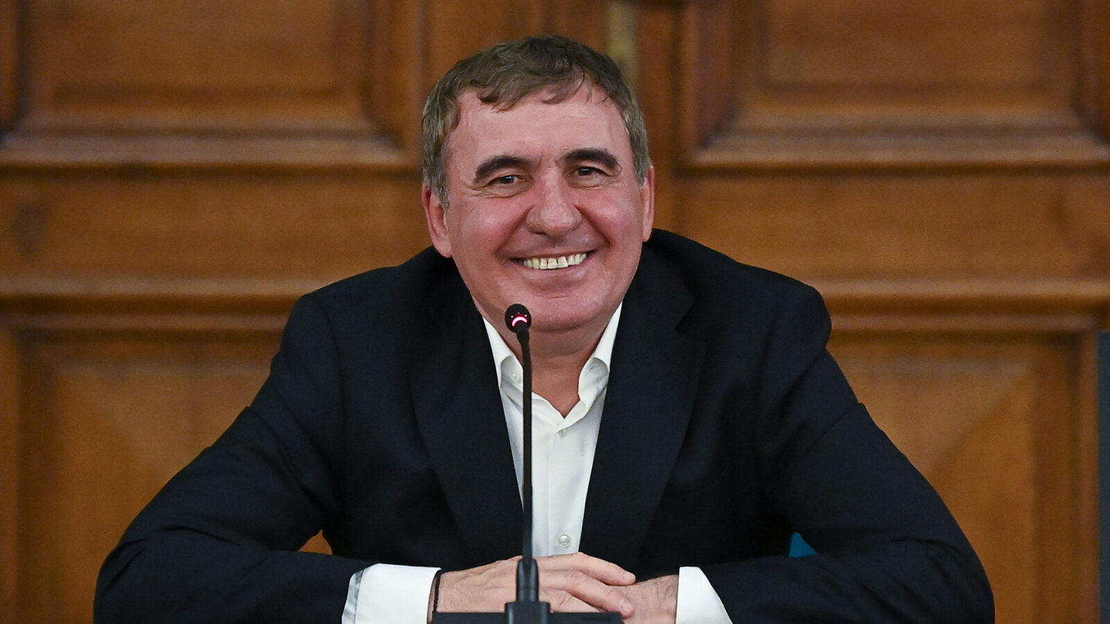 Hagi, selecționerul României U21, preia „tricolorii” mari