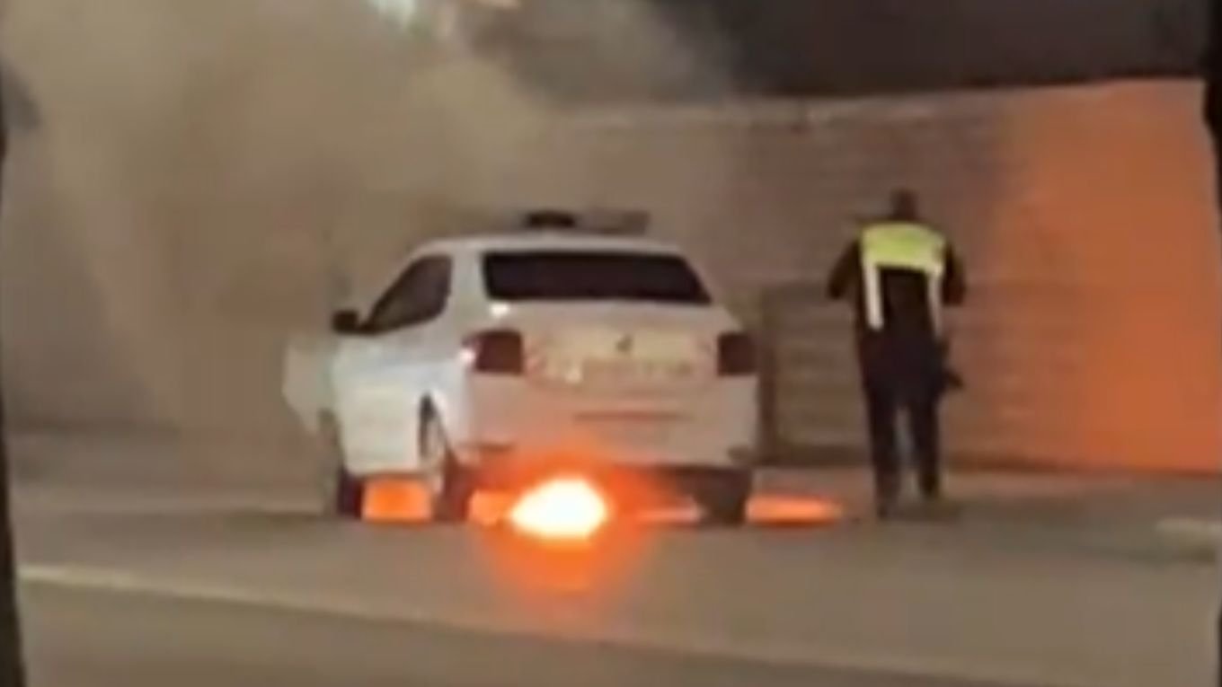 Duminică seară, un autoturism Dacia Logan cu semne ale poliției a fost cuprins de flăcări în traficul din Iași, incident care a atras atenția autorităților și a trezit numeroase întrebări legate de posibilitatea unui sabotaj sau a unei defecțiuni tehnice