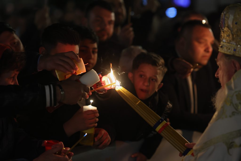 Începe slujba de Înviere la Patriarhie: Când primesc credincioșii Lumina Sfântă?