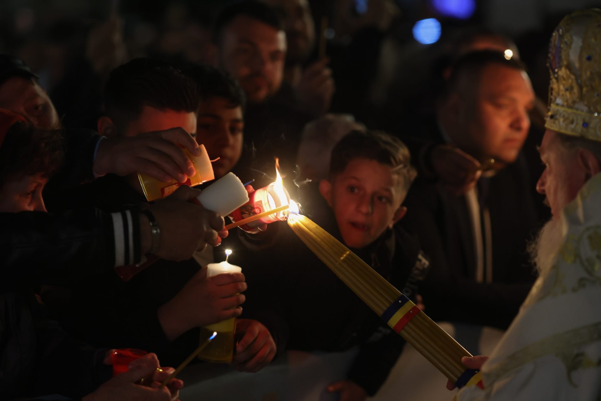 Începe slujba de Înviere la Patriarhie: Când primesc credincioșii Lumina Sfântă?