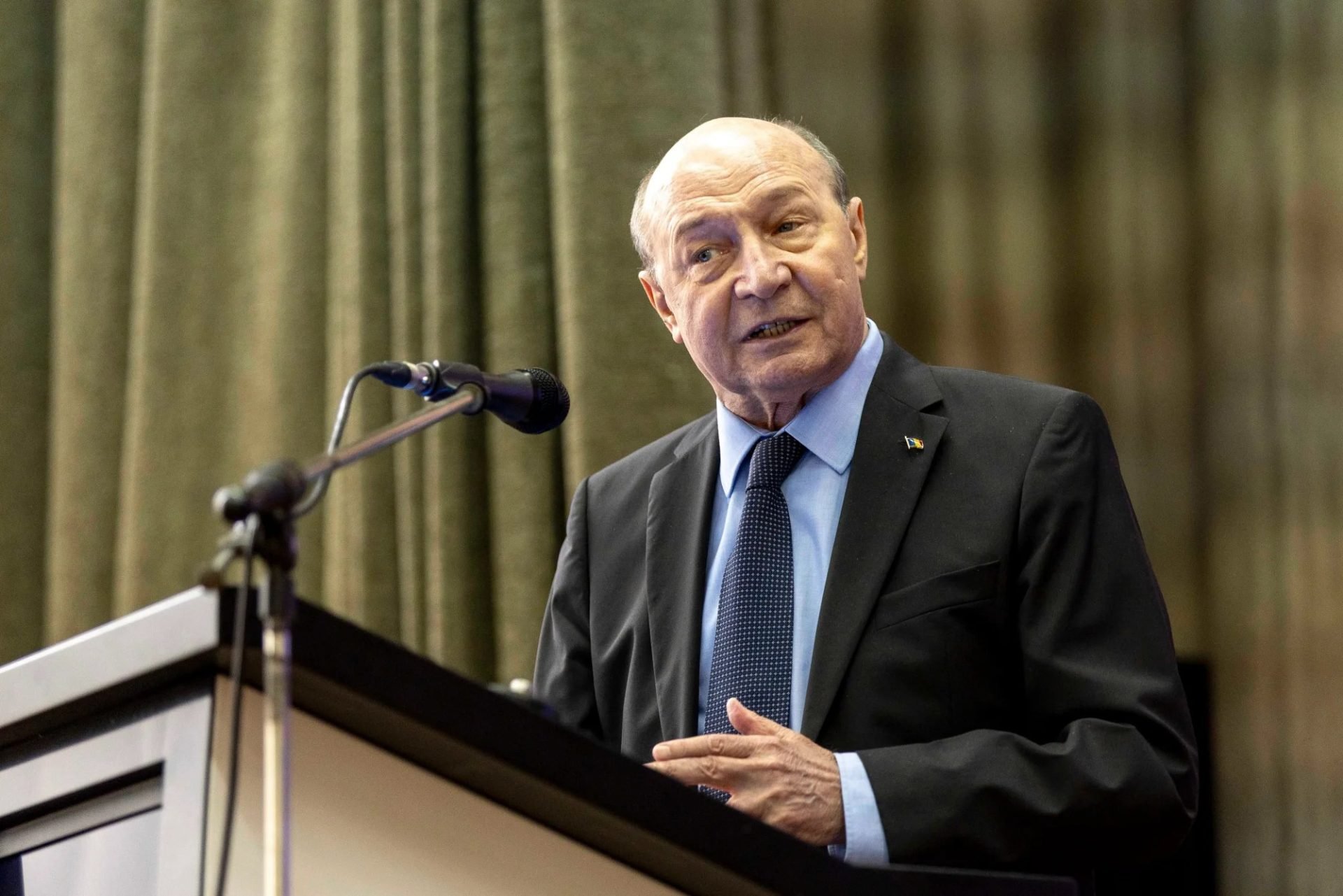 Fostul președinte Traian Băsescu a criticat dur recentul focar de intervenții asupra prețului carburanților, explicând că această abordare reprezintă o greșeală majoră