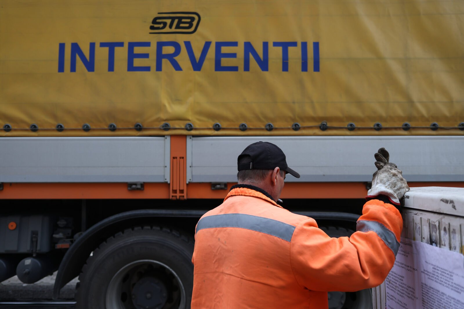Societatea de Transport București (STB) a achiziționat recent servicii de monitorizare și analiză a presei în valoare de peste 15.000 de euro, deși compania se află într-o stare financiară extrem de dificilă
