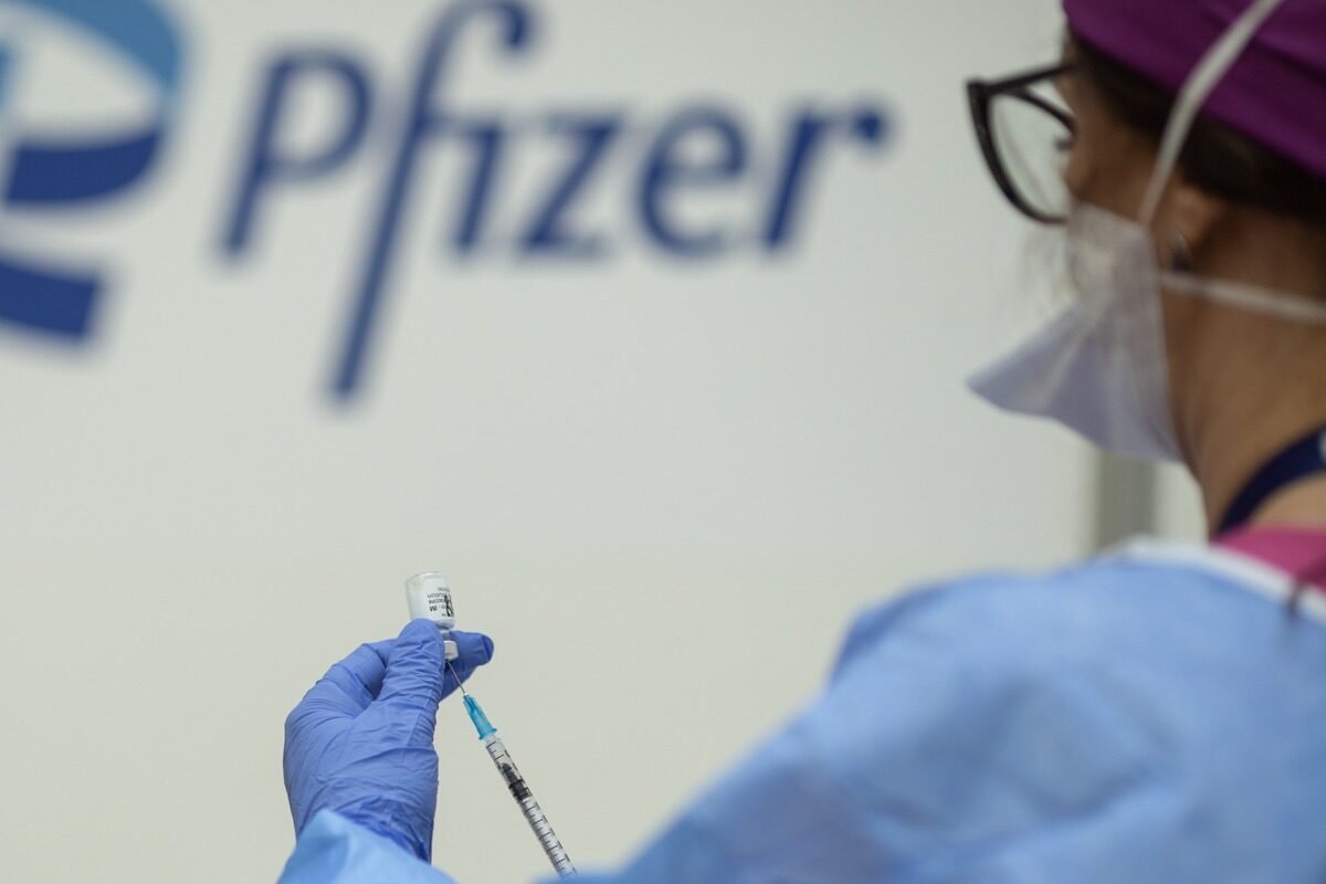 Pfizer: Românii afectați, despăgubiți cu 1.200 euro lunar până la pensie