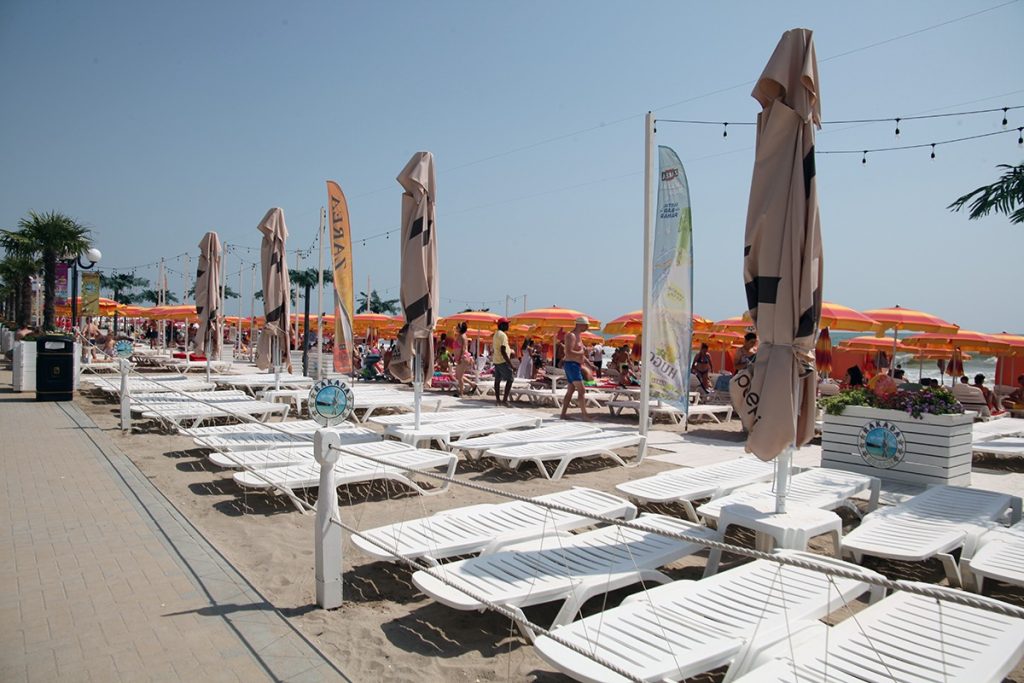 Șezlongurile Ilegale de pe Plaje, VÂRTEJ de Amenzi: Reacția Ministrului Mediului