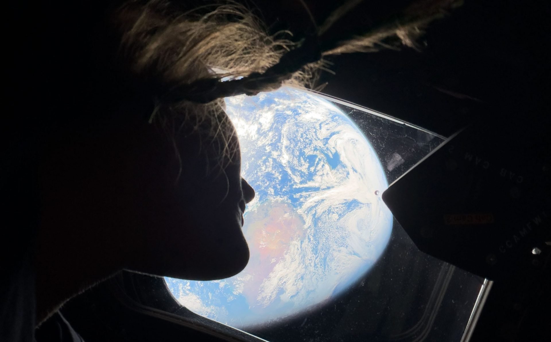 Nava spațială Orion, cu patru astronauți la bord, a efectuat cu succes primele cercetări și observații ale lunii de la ultima misiune Apollo, marcând un pas important pentru programul Artemis al NASA