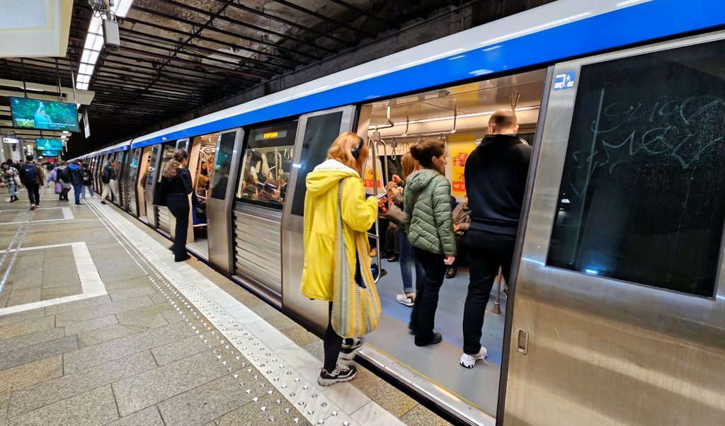 Prețul biletului de metrou la București va crește din mai 2026, ajungând la 7 lei pentru o călătorie simplă, față de 5 lei în prezent