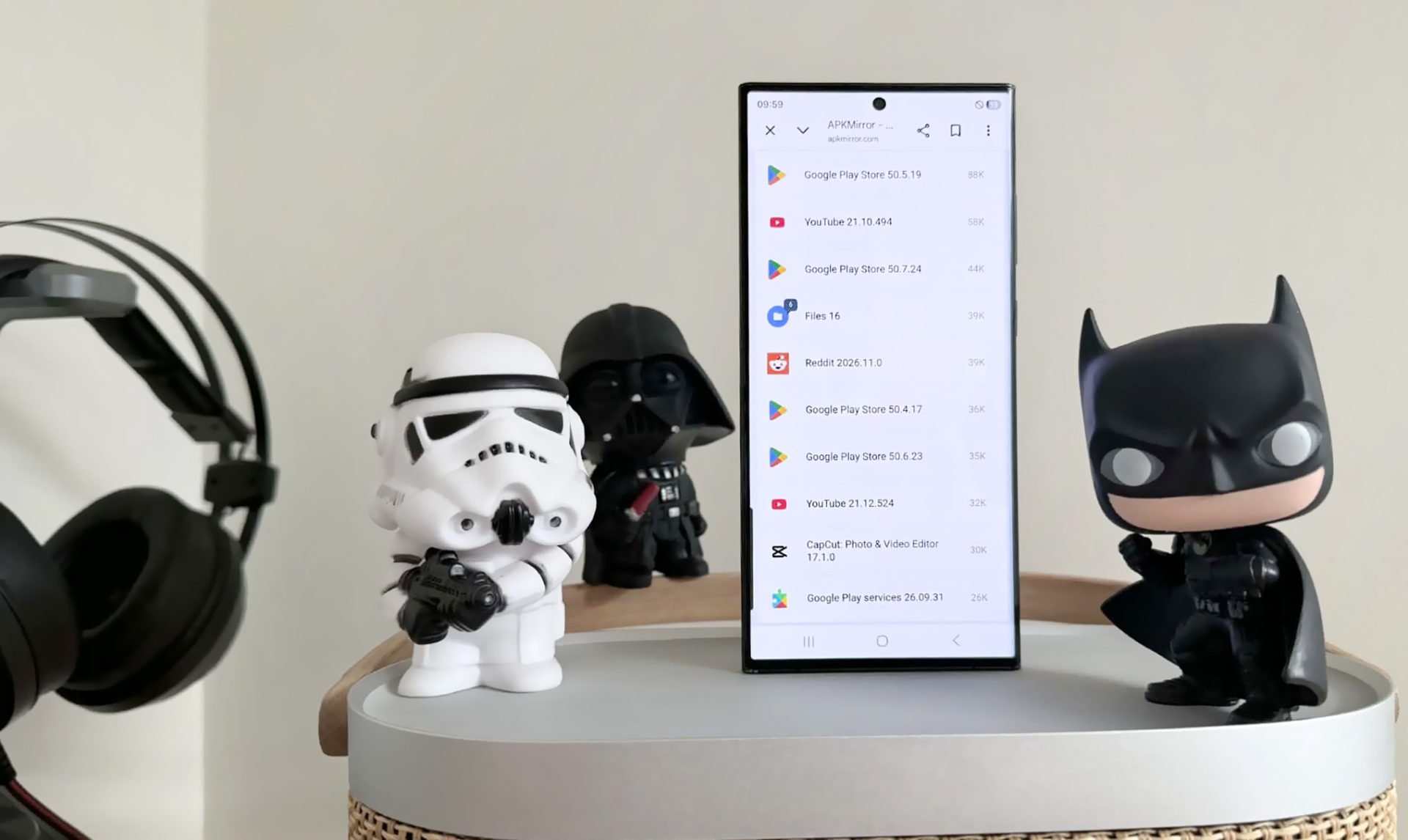 Instalarea aplicațiilor din afara magazinelor oficiale poate reprezenta o riscur mai mare pentru securitatea telefonului, iar utilizatorii trebuie să fie extrem de atenți la sursa și permisiunile acestor fișiere