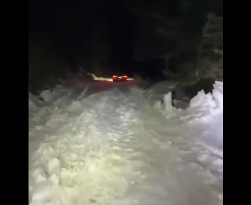 Bărbat și fiu, prinși de zăpadă în Cheile Oltețului, în Noaptea Învierii