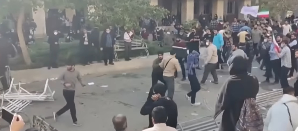 Trump recunoaște că a trimis arme protestatarilor din Iran