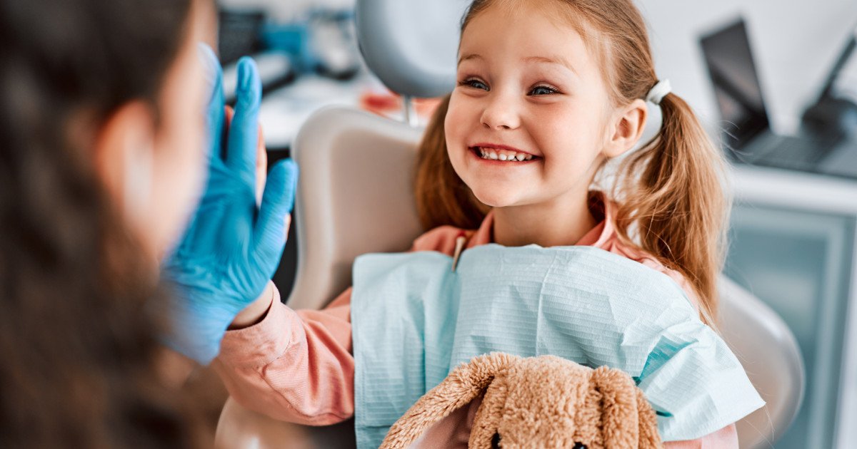 Peste un milion de elevi români nu beneficiază de consultații stomatologice la școală, iar raportul dintre numărul de medici dentiști și elevi este extrem de dezechilibrat