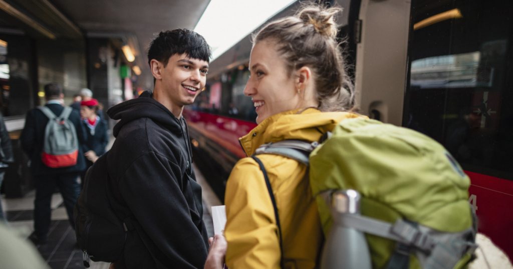 Comisia Europeană lansează o nouă rundă DiscoverEU pentru tinerii europeni Tineri din România care au împlinit 18 ani pot aplica pentru o călătorie gratuită în Europa prin programul DiscoverEU