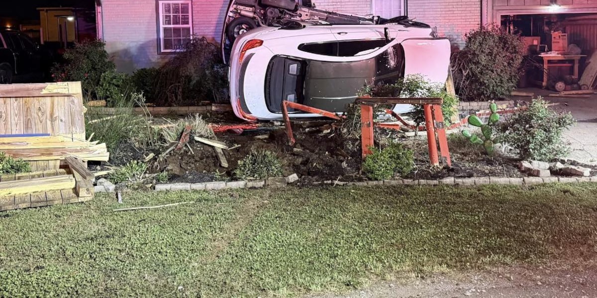 Accident în SUA: O persoană, la spital după ce o mașină a intrat într-o casă