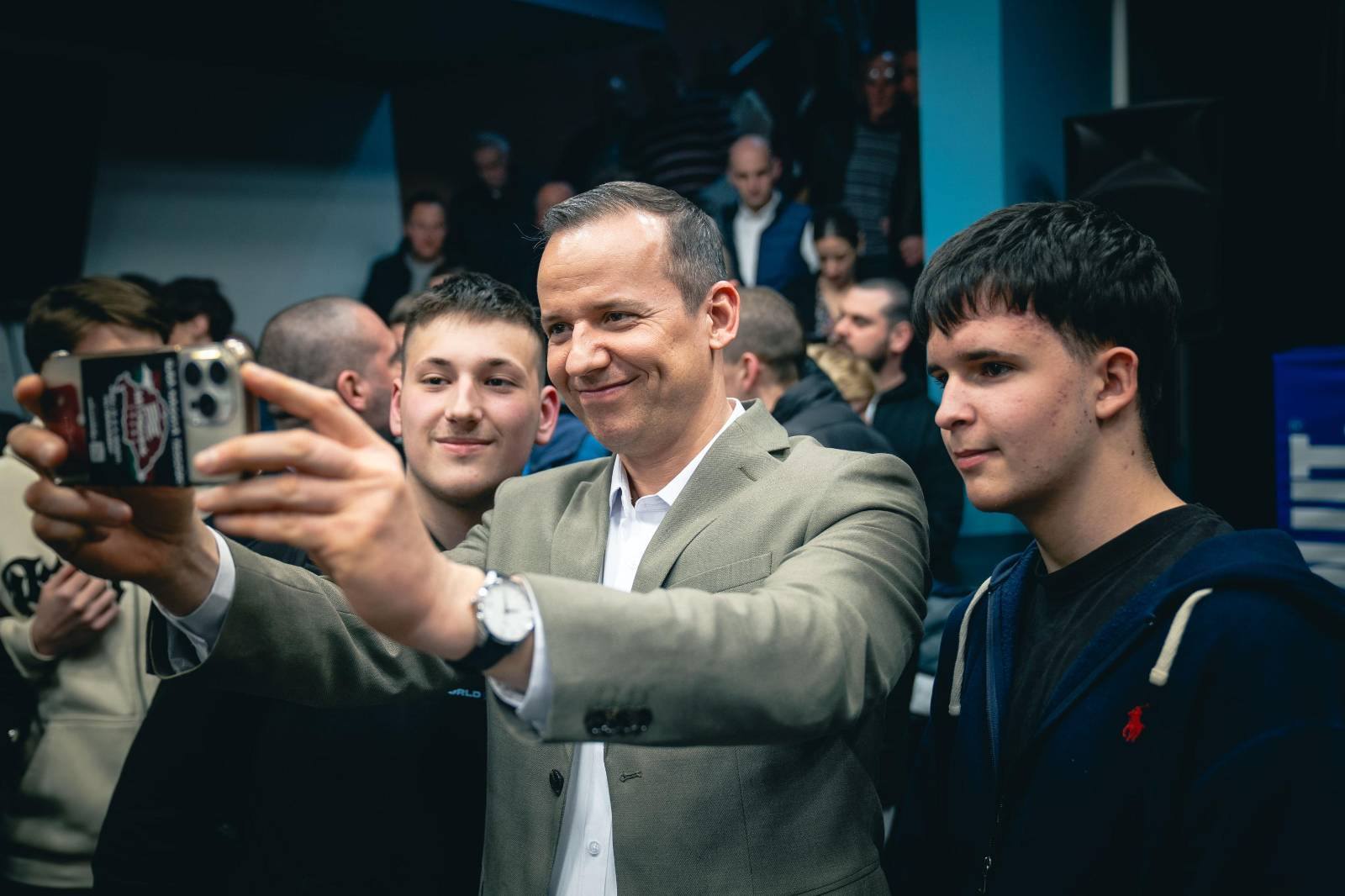 Sondajele de opinie din Ungaria prezintă o imagine fragmentată a competiției electorale, cu rezultate favorabile fie guvernului condus de Viktor Orban, fie opoziției conduse de fostul aliat al acestuia