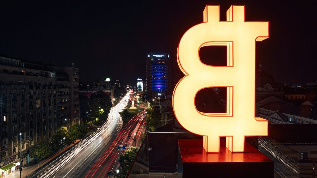 Bitcoin, la maximul din februarie: 78.400 dolari pe fondul riscului și tensiunilor din Ormuz