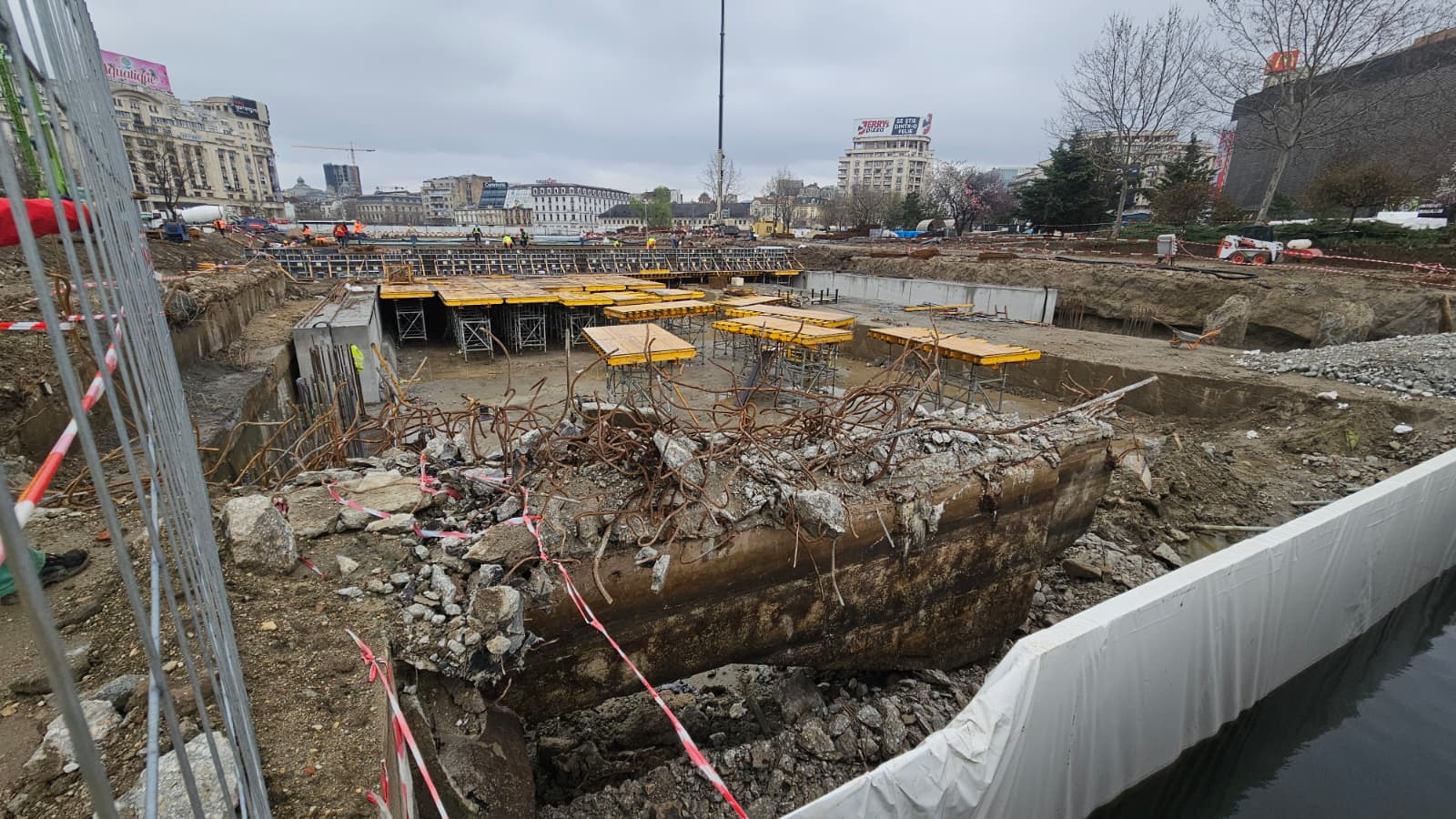 Lucrările de consolidare și reabilitare a planșeului de acoperire a râului Dâmbovița din zona Piața Unirii, parte a proiectului de regenerare a spațiilor publice din centrul Capitalei, vor suferi o majorare de costuri, în condițiile în care indicatorii tehnico-economici ai investiției urmează să fie modificați în cadrul ședinței din 8 aprilie a Consiliului Local Sector 4