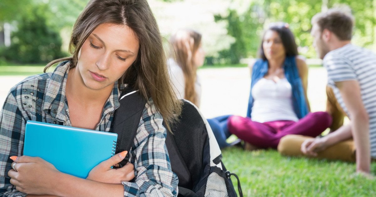 Diferența crucială dintre a fi singur și a te simți singur A fi singur și a te simți singur reprezintă două stări distincte, deși adesea confuzate