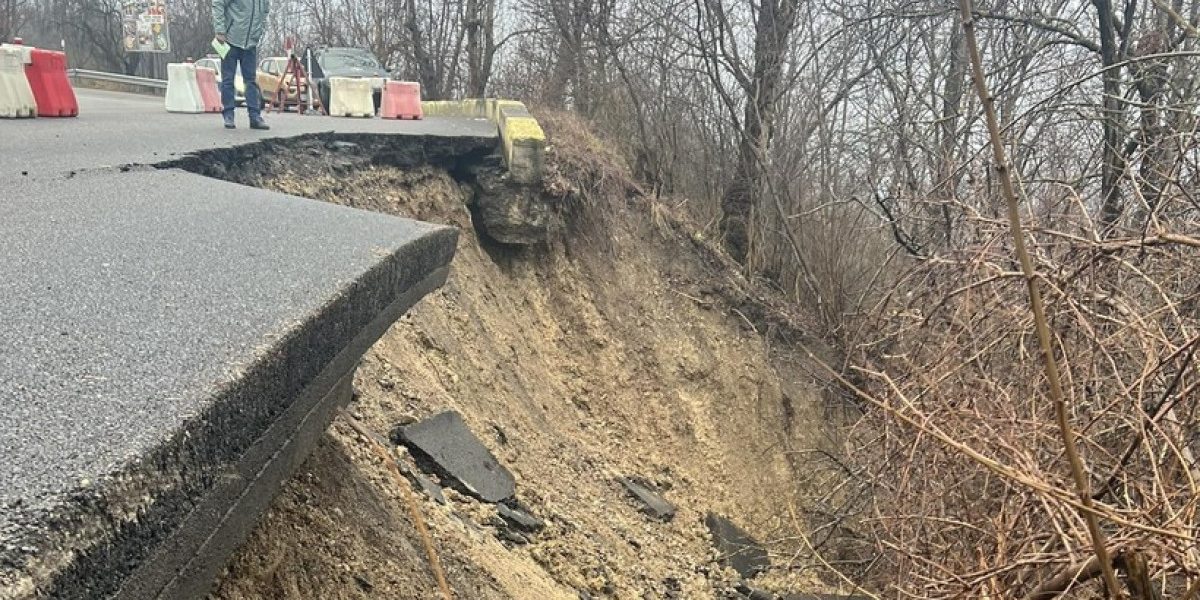 Drum blocat de 3 luni între Câmpina și DN1: Lucrările întârzie, localnicii, la ocoluri