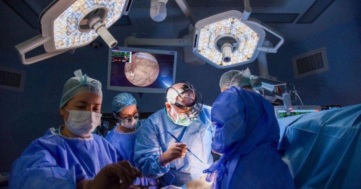 Un pacient în vârstă de 72 de ani, diagnosticat cu o afecțiune cardiacă încă din tinerețe, trebuie să își continue tratamentul și monitorizarea periodică pentru menținerea stării de sănătate