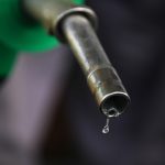 Motorina se scumpește: Cât plătim la pompă, cu 45 de bani, dacă petrolul crește