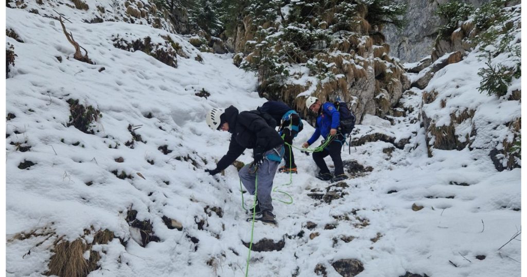 Doi turiști, salvați de jandarmi după o aventură pe gheață în Piatra Craiului