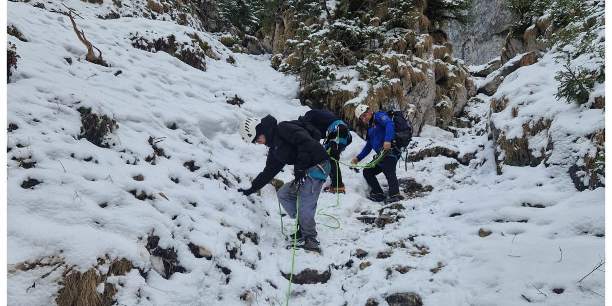 Doi turiști, salvați de jandarmi după o aventură pe gheață în Piatra Craiului