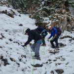 Doi turiști, salvați de jandarmi după o aventură pe gheață în Piatra Craiului