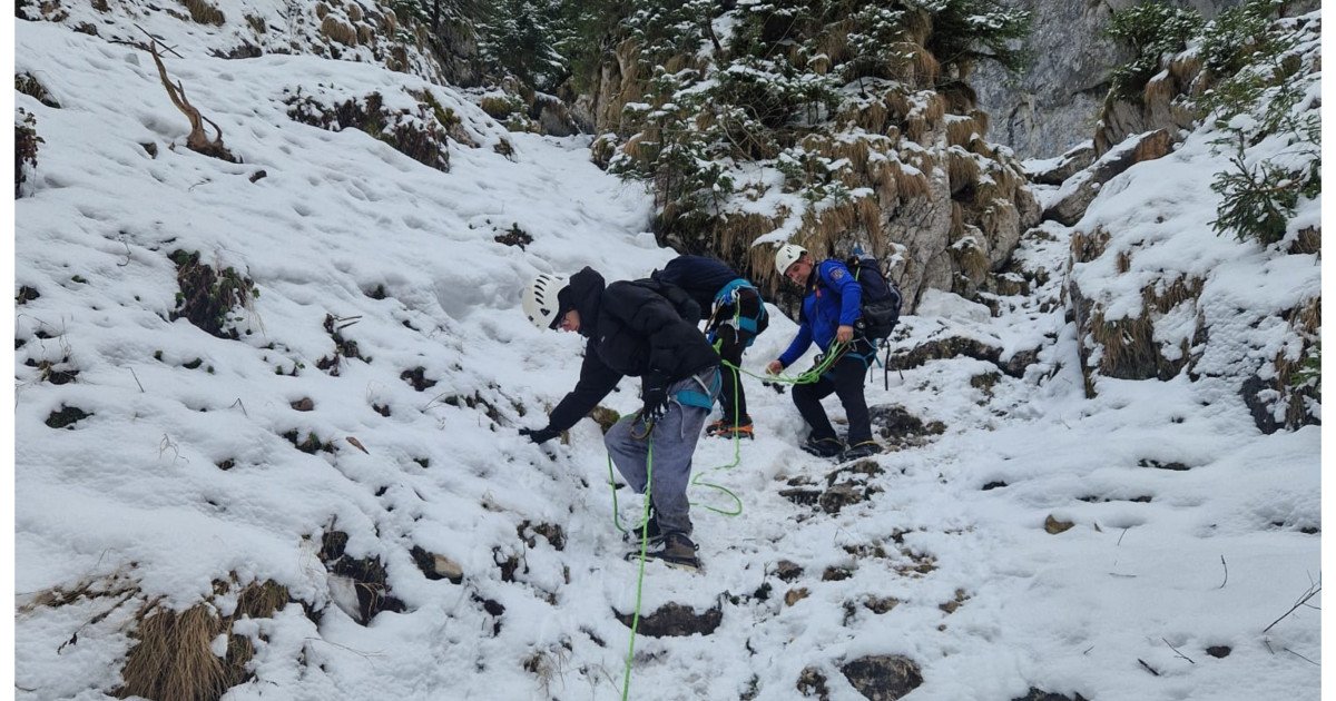 Doi turiști, salvați de jandarmi după o aventură pe gheață în Piatra Craiului