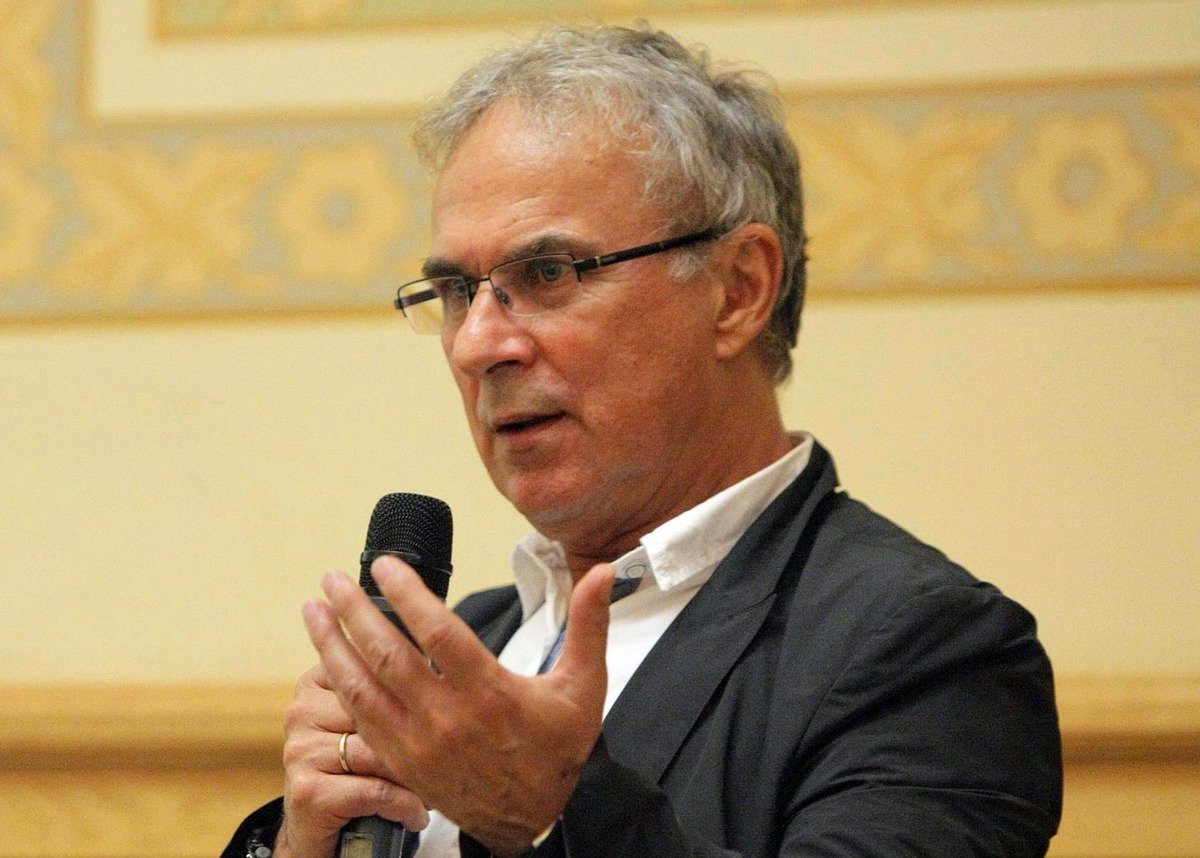 Doctoranzii și conducătorii de doctorat vor fi trași la răspundere pentru plagiat Academia Română va solicita Ministerului Educației modificarea legislației pentru a sancționa profesorii coordonatori de doctorate în cazul plagiatelor, alături de studenții lor