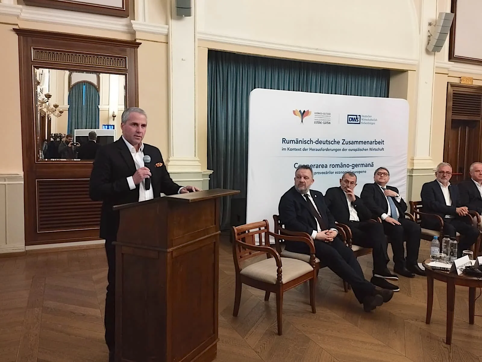 Directorii unor companii germane majore din Transilvania au tras un semnal de alarmă cu privire la climatul economic și birocratic din România și Europa, dar au subliniat și potențialul țării pentru viitor
