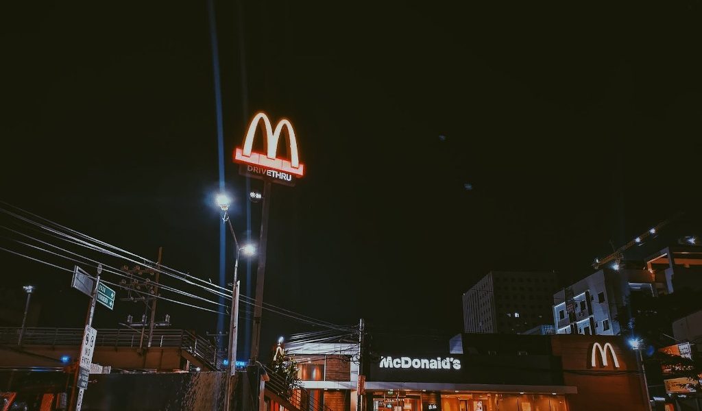 Șeful McDonald’s, scuza șocantă: Mama e de vină pentru gafă