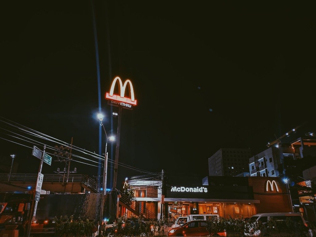 Șeful McDonald’s, scuza șocantă: Mama e de vină pentru gafă