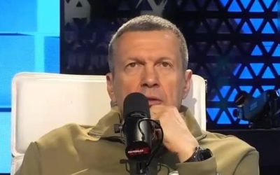 Meloni attaccata dalla tv russa. Gli insulti durissimi di Solovyev (in lingua italiana). La premier: «Non saranno queste caricature a farci cambiare strada». Solidarietà di Mattarella