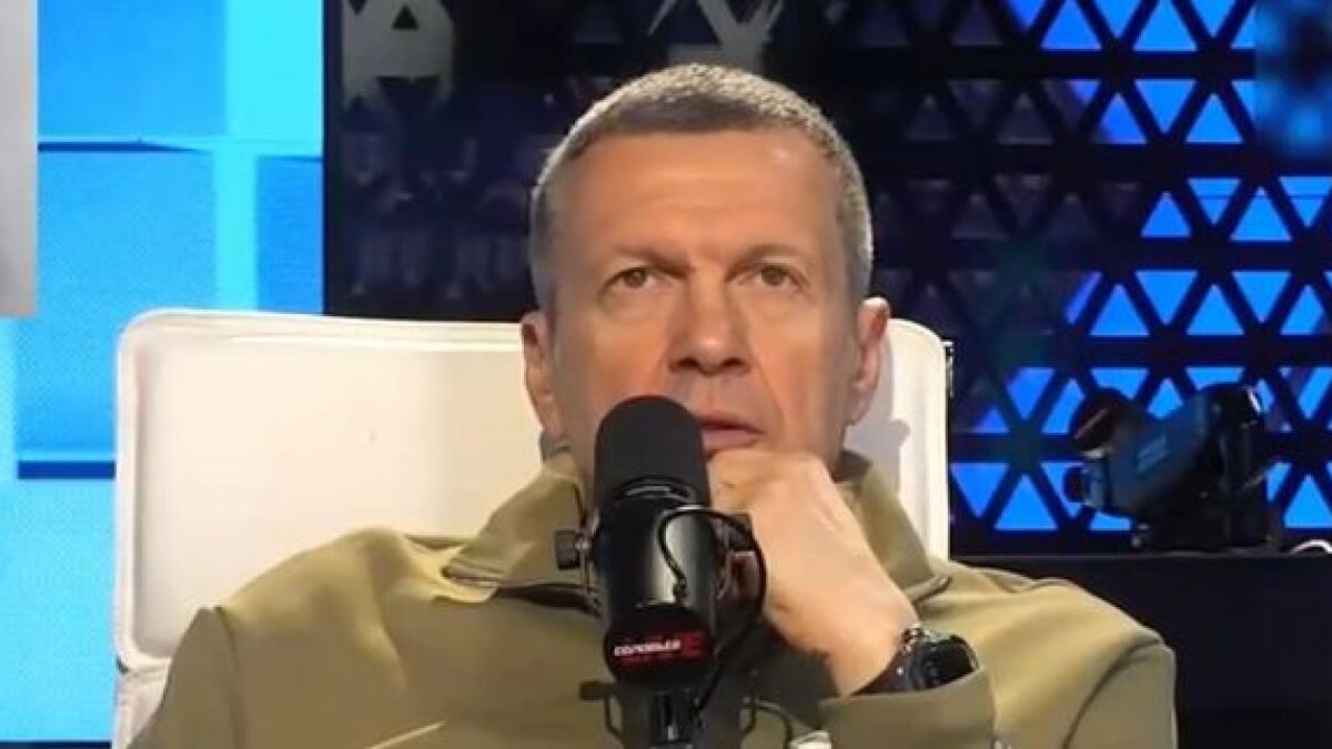 Meloni attaccata dalla tv russa. Gli insulti durissimi di Solovyev (in lingua italiana). La premier: «Non saranno queste caricature a farci cambiare strada». Solidarietà di Mattarella