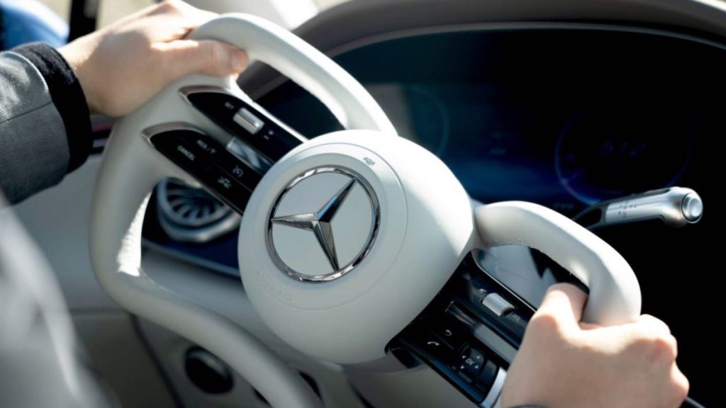 Mercedes-Benz revoluționează experiența la volan prin introducerea unui sistem de direcție „steer-by-wire” și a unui volan de tip „yoke” în noul model EQS