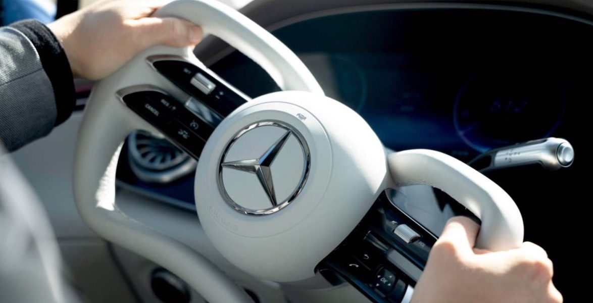 Direcţia spre viitor: volan controversat și lipsă de coloană, pe modelul Donald Trump