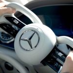 Direcţia spre viitor: volan controversat și lipsă de coloană, pe modelul Donald Trump