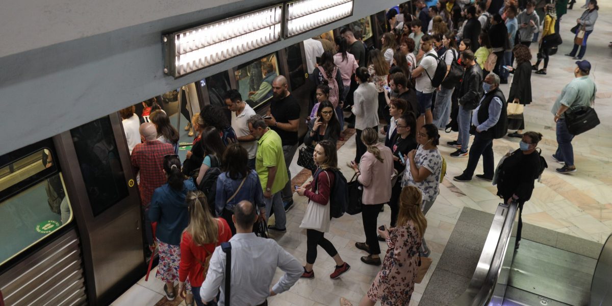 Bucureștenii, revoltați de scumpirea metroului: Peste 11.000 de semnături