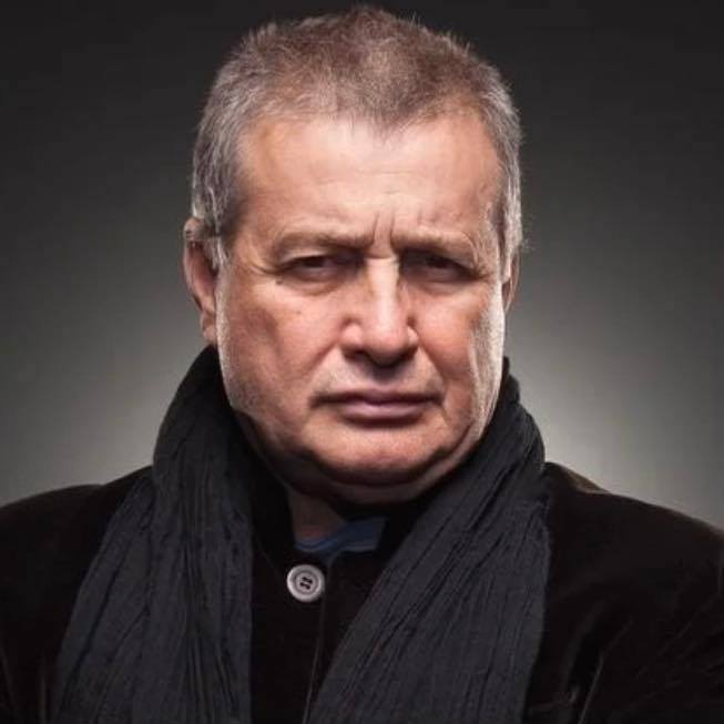 Incendiu la casa lui Mircea Dinescu în Dolj: Poetul a sesizat Poliția