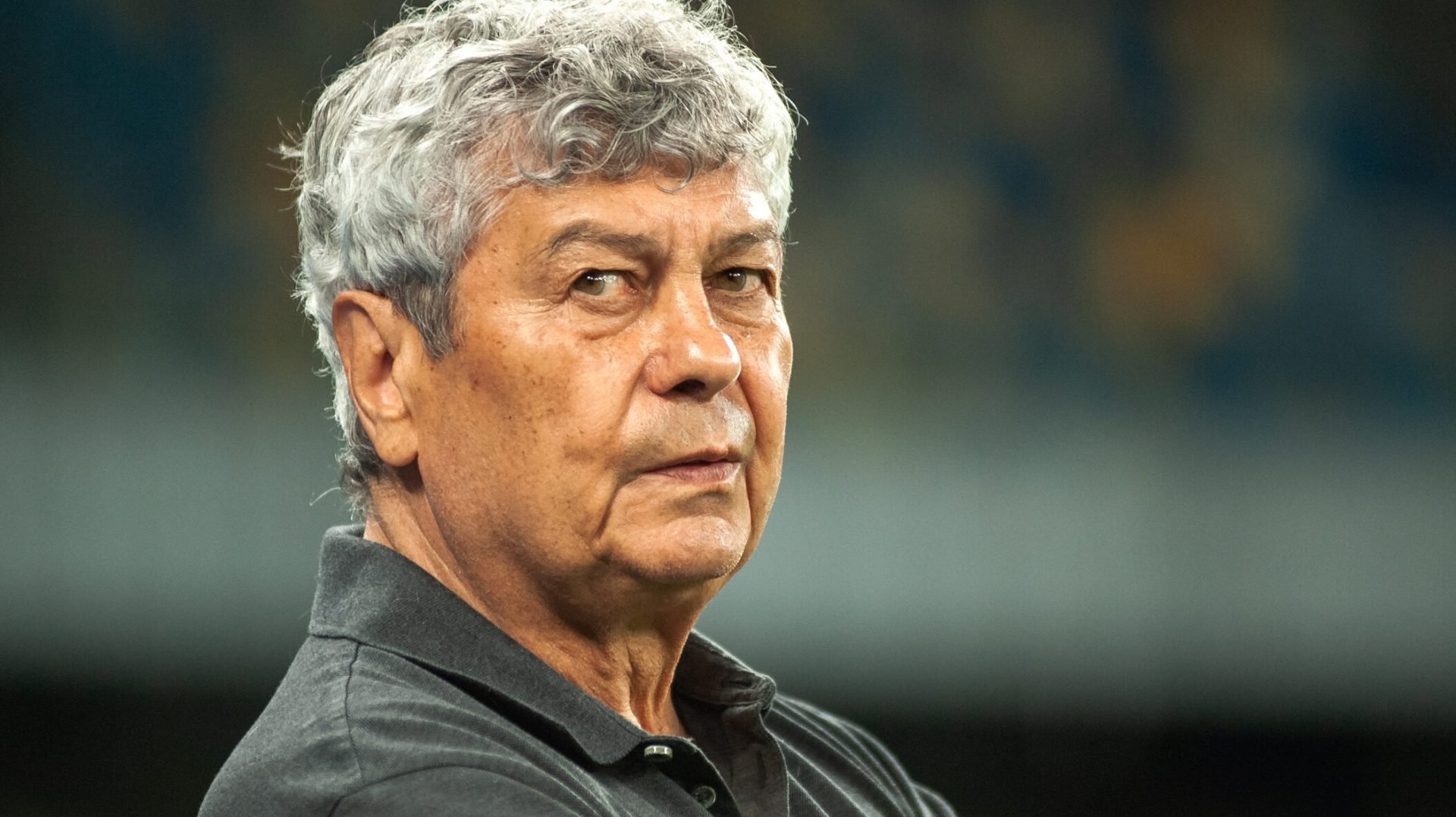18:45. Rinat Ahmetov: Fostul antrenor Mircea Lucescu a fost un prieten apropiat, un om de mare caracter, care ar trebui să stârnească mândria tuturor. Miliardarul ucrainean Rinat Ahmetov, fostul patron al echipei Șahtior Donețk, a făcut aceste declarații după ce s-a recules la catafalcul tehnicianului, aducând un ultim omagiu celui care a fost un pilon al fotbalului