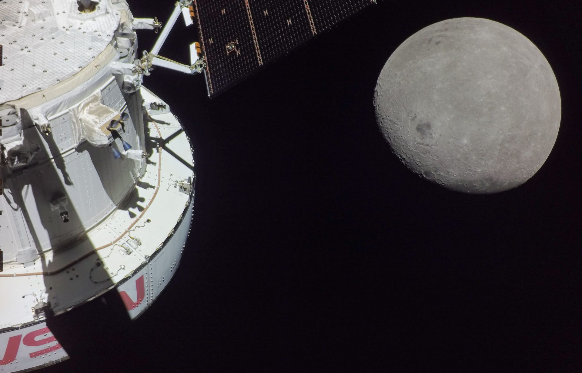 NASA evită cele mai noi componente electronice în misiunile spațiale din cauza vulnerabilităților generate de radiațiile cosmice și efectele cauzate de particulele energetice, preferând tehnologii mai vechi, dar dovedite pentru siguranță