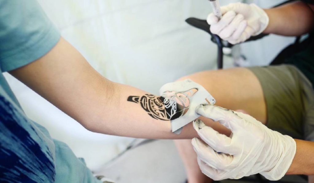 Tatuajele, un scut împotriva cancerului de piele? Studiu-șoc despre melanom