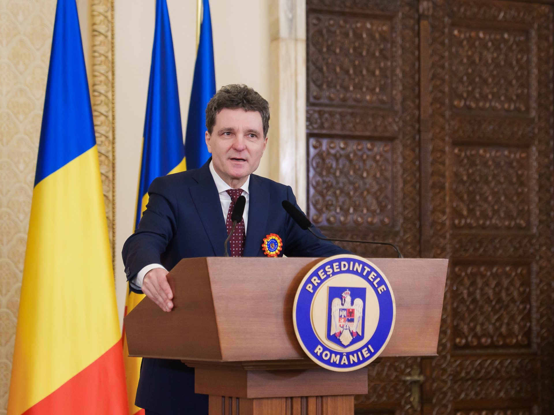 Președintele Nicuşor Dan a convocat o ședință cu oficiali de rang înalt și reprezentanți ai companiilor din domeniul energetic pentru a evalua situația aprovizionării cu țiței și combustibili, având ca scop asigurarea stabilității pe piața internă