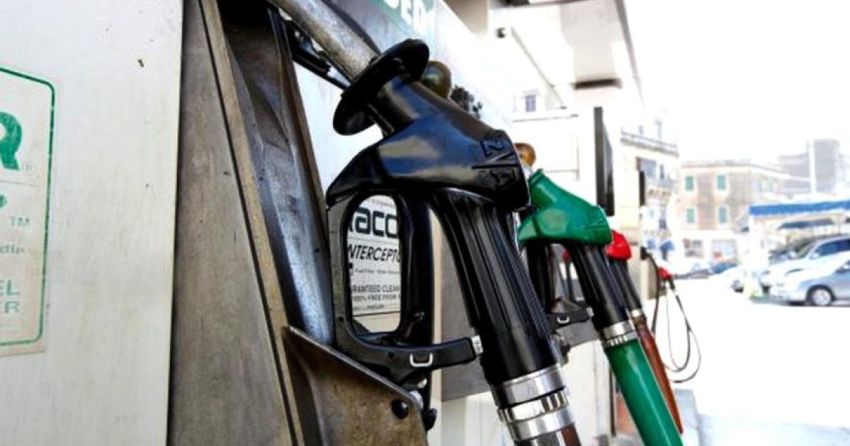 Guvernul a aprobat joi o serie de măsuri menite să tempereze scumpirile din piața carburanților, printre care reducerea accizei la motorină cu 30 de bani pe litru și limitarea frecvenței de ajustare a prețurilor la pompă, ce va putea fi făcută o singură dată pe zi