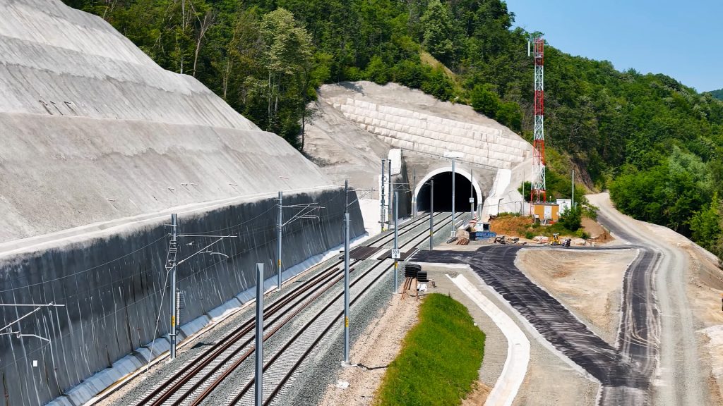 Un tunel feroviar de 10 kilometri prin zona Predeal ar putea schimba fundamental transportul pe calea ferată din România, reducând semnificativ timpii de călătorie și optimizând consumul de energie