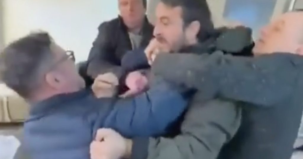 Bătaie la AUR: „Borfașule!” Scandal în sediu, acuze grave și viața pentru partid