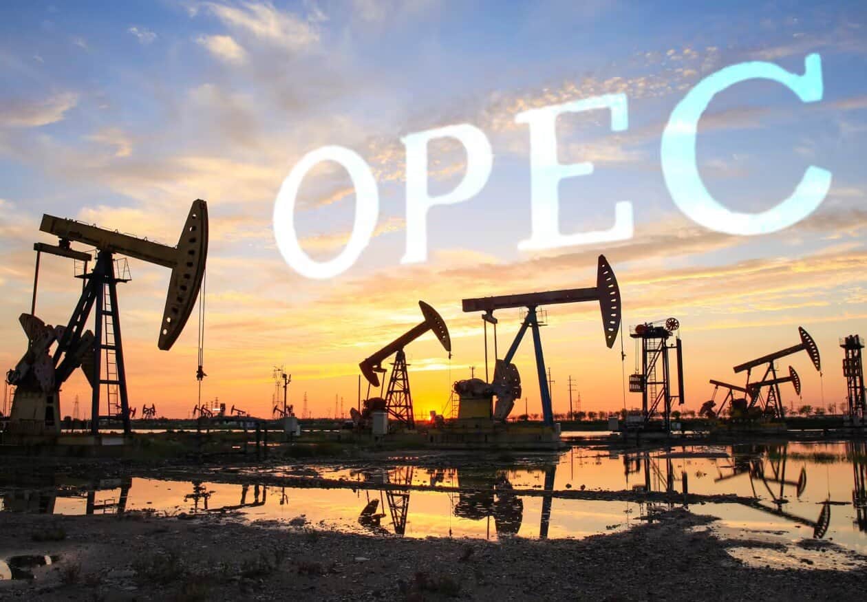 Membrii OPEC+ intenționează să își majoreze cotele de producție pentru luna mai, dar decizia are în vedere mai mult un aspect simbolic, în condițiile în care conflictul din Orientul Mijlociu restrânge semnificativ capacitatea de producție și complică livrările pentru unii dintre cei mai importanți membri ai cartelului