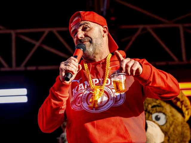 Bere și trabucuri: Show total după titlu pentru Man! Antrenorul lui PSV, vedetă