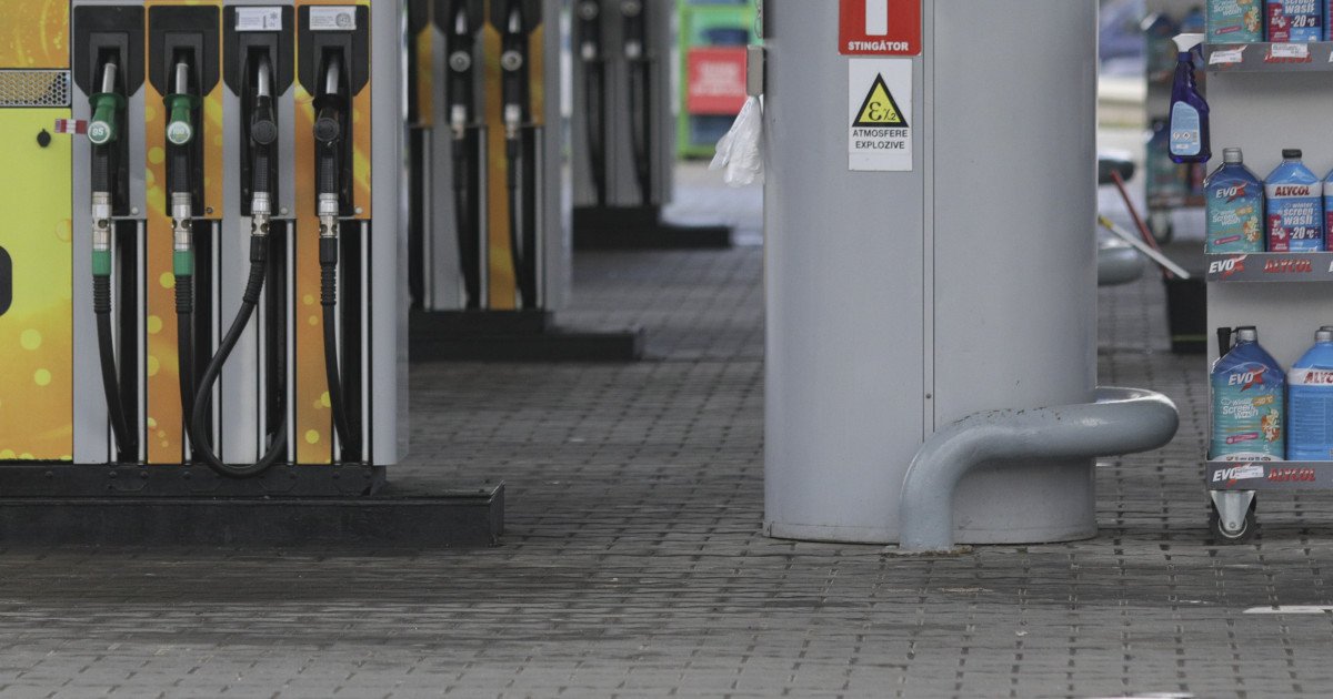 Guvernul analizează reducerea accizelor și TVA-ului la combustibil pentru a contracara criza energetică Discuțiile din Guvern privind răspunsul la criza energetică declanșată de războiul din Iran se concentrează în această perioadă pe posibilele măsuri de reducere a accizelor și TVA-ului la carburanți