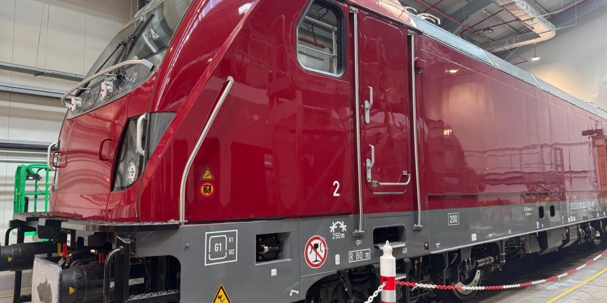 Alstom a livrat prima locomotivă electrică Traxx Passenger pentru Autoritatea pentru Reformă Feroviară (ARF), marcând un pas important în modernizarea transportului feroviar din țara noastră